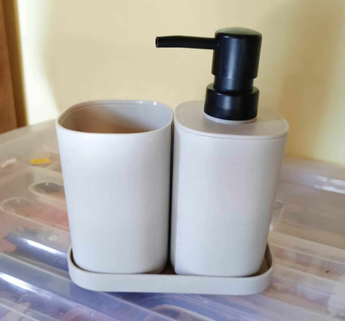 liquid soap dispenser bathroom set (brand new). - Image 1