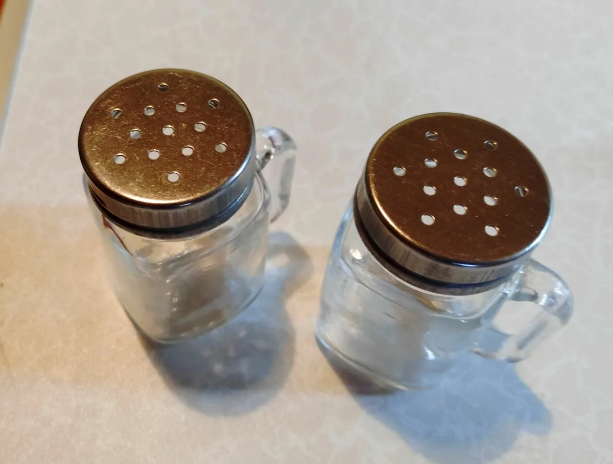 Salt & Pepper, Small, Cute, Glass Jars (new). - Image 4