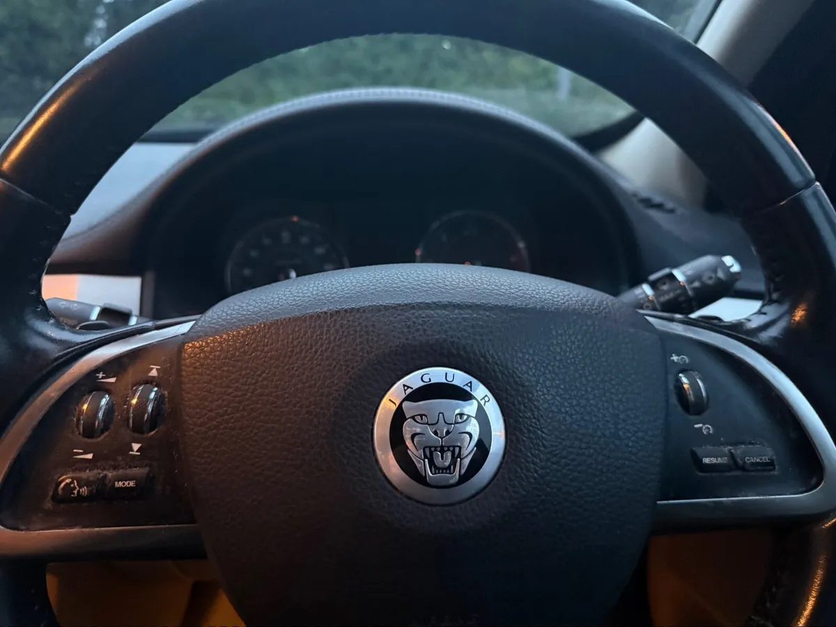 Jaguar XF 2012 - Image 3