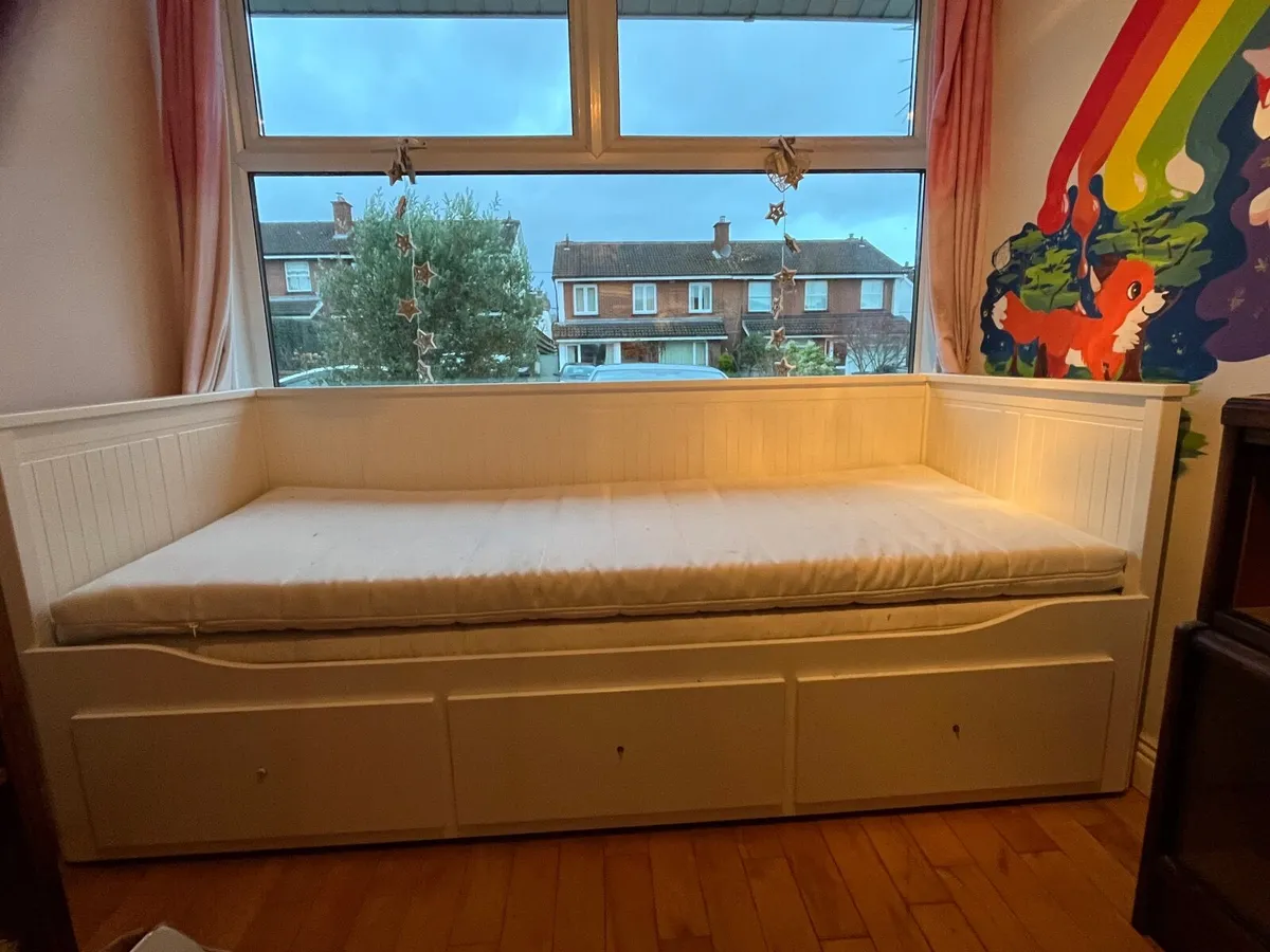 Hemnes IKEA day bed (single/double)