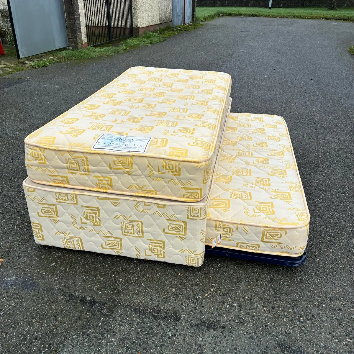 Respa single bed with roll out guest bed VGC! - Image 1