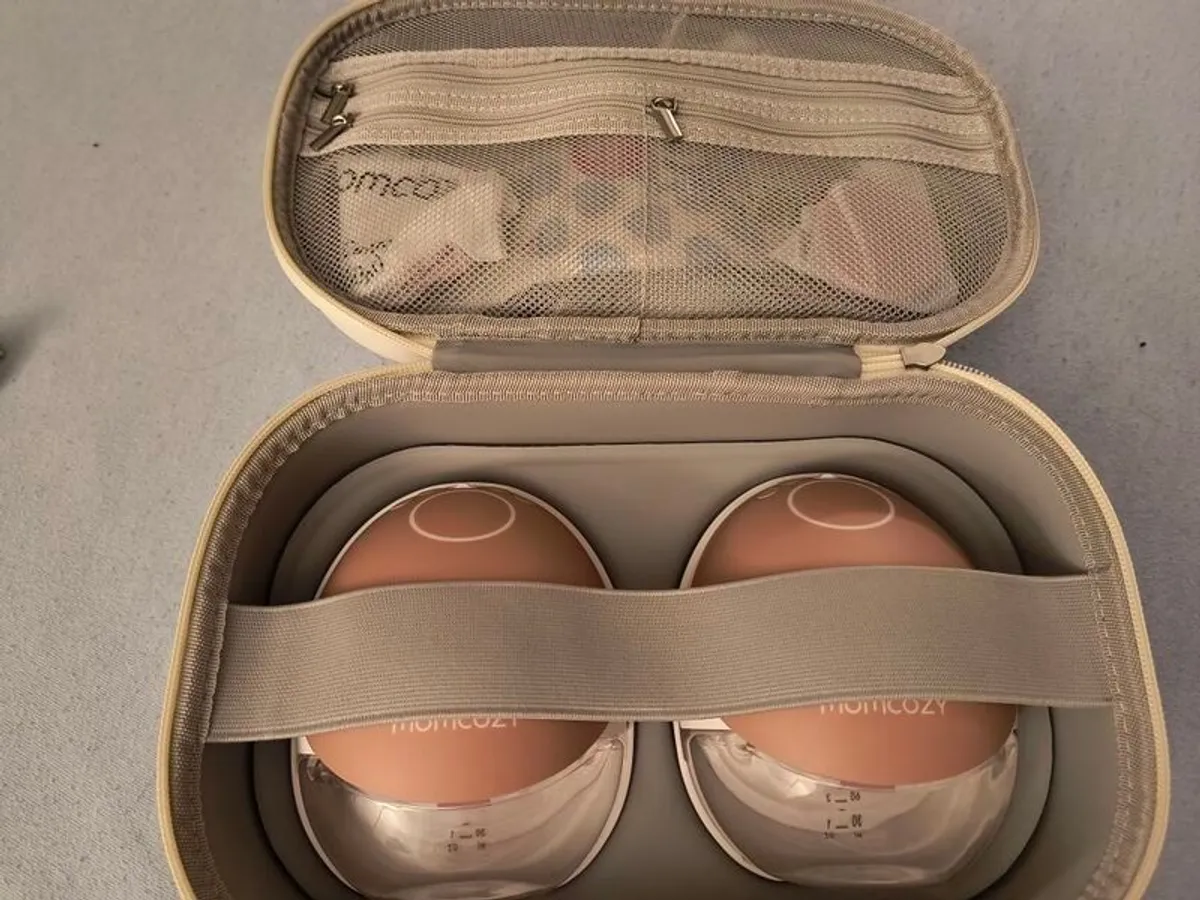 Momcozy M9 and extras - Image 3