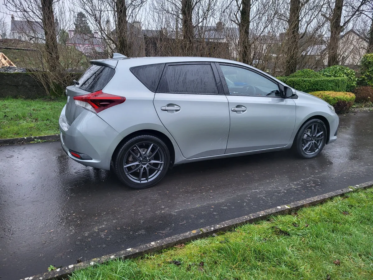 Toyota Auris 1.4 Diesel.  MINT CONDITION - Image 2