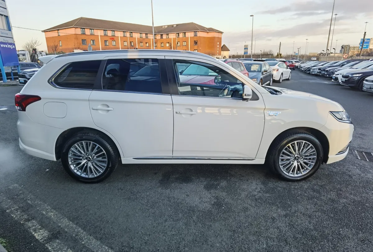 MITSUBISHI OUTLANDER 2.4 EXCEED SAFETY AUTO PHEV - Image 4