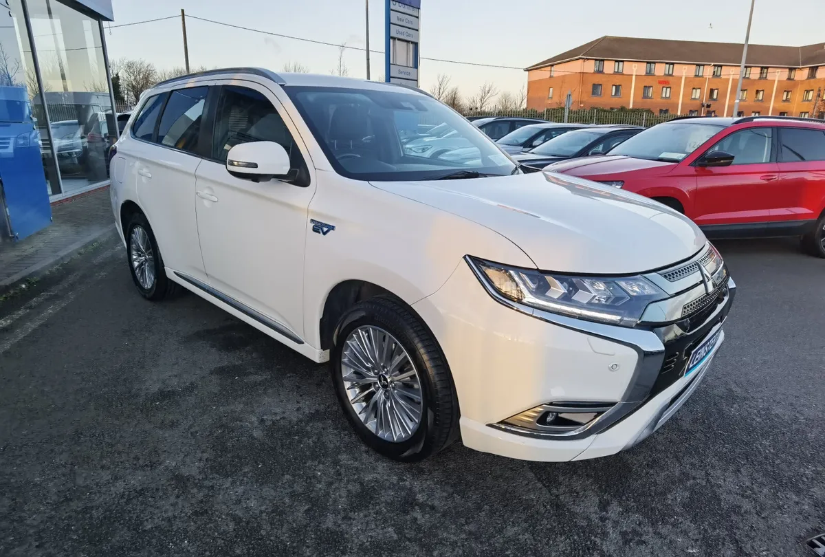 MITSUBISHI OUTLANDER 2.4 EXCEED SAFETY AUTO PHEV - Image 3