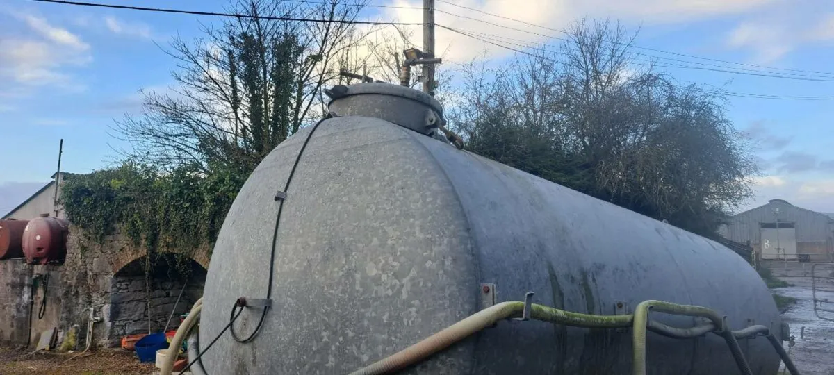 1600 gallon molasses  tank with pump - Image 1