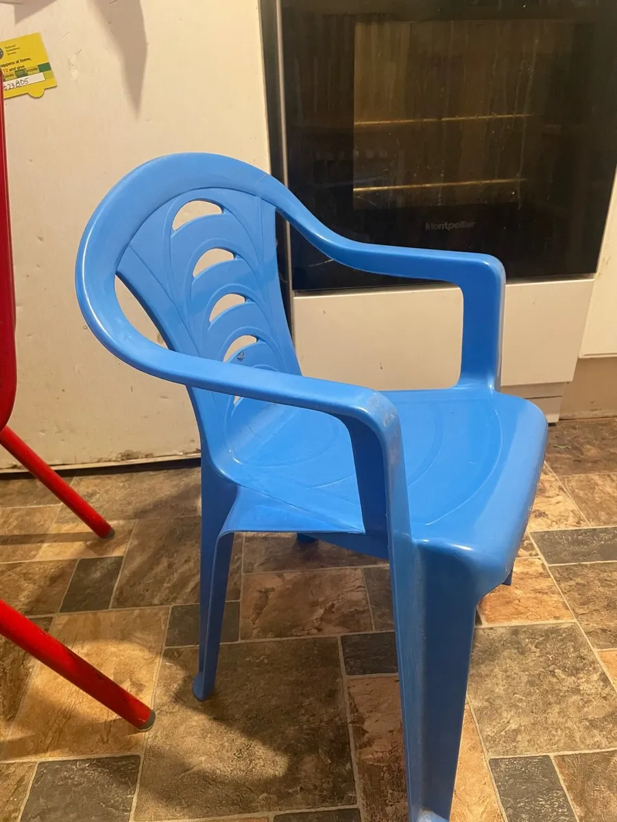 2 Kids chairs, free to collect! - Image 1