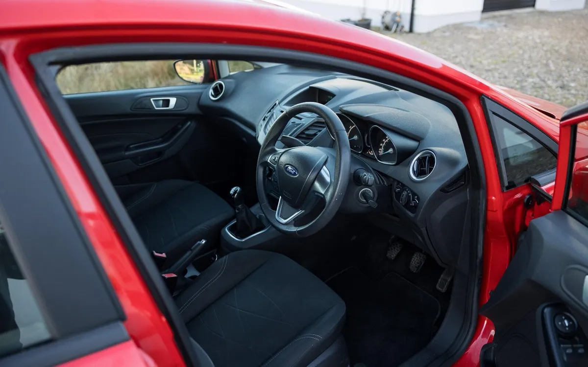 Ford Fiesta 2015 - Image 2