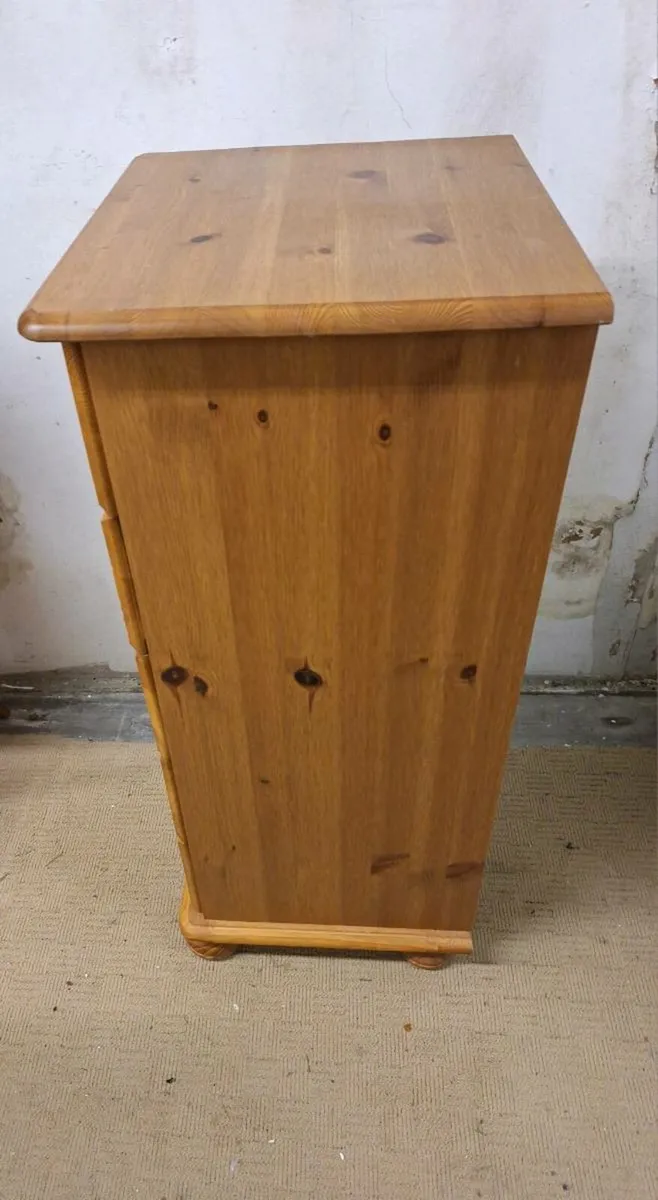 Five drawer pine bedside locker - Image 3
