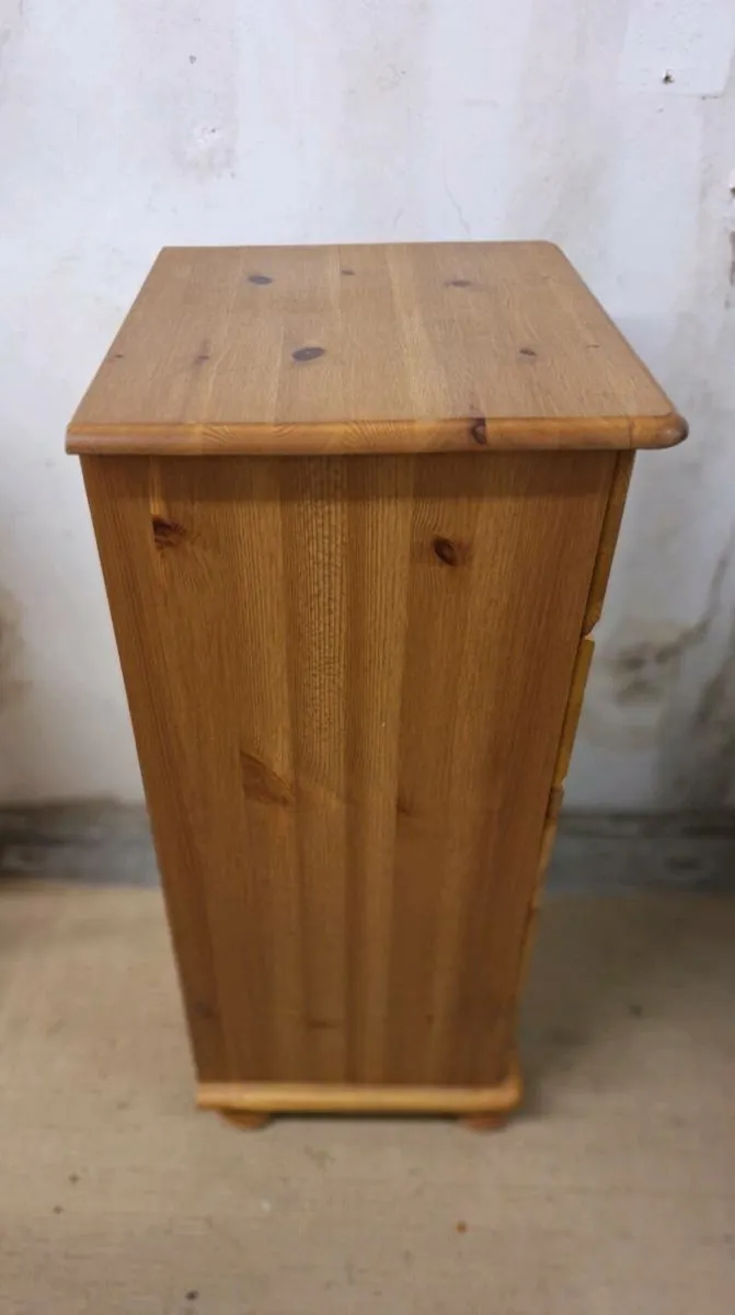 Five drawer pine bedside locker - Image 4