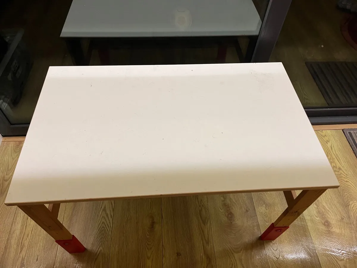 Kids table - Image 2