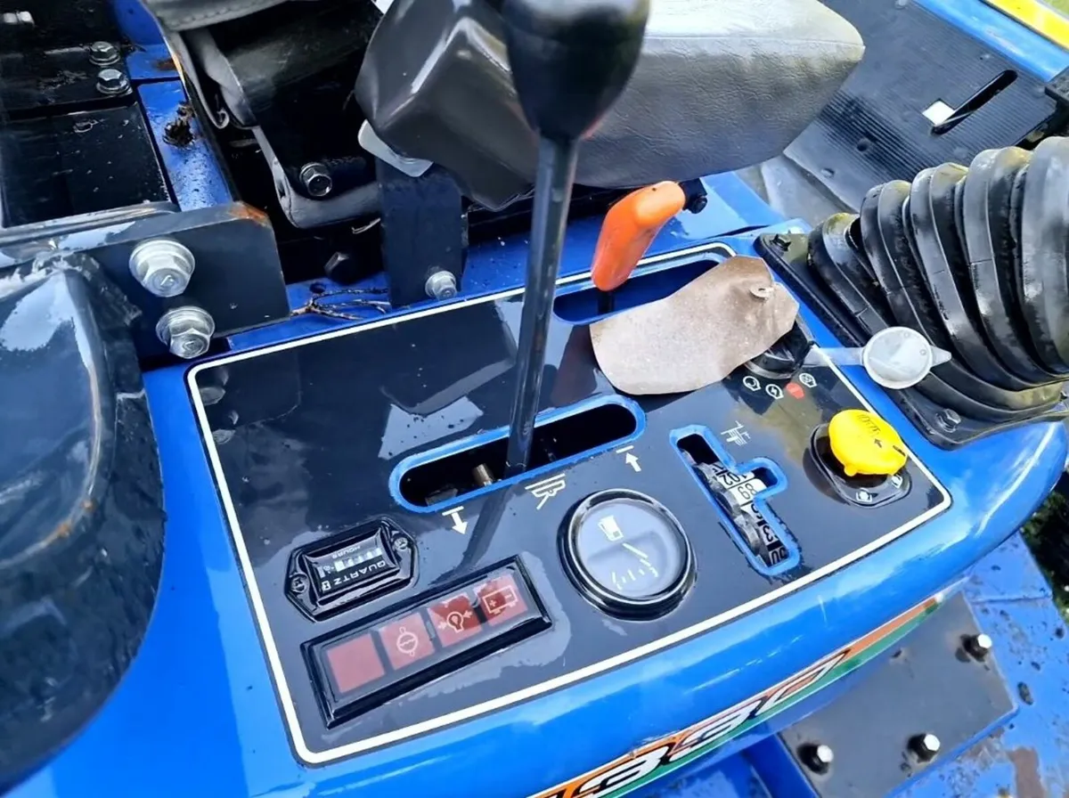 ISEKI zero turn ride on mower lawnmower 800 h - Image 4