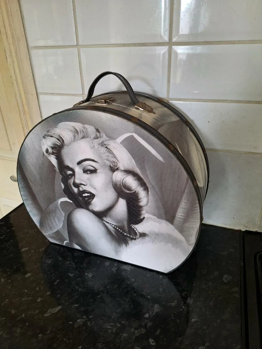 Vintage Marilyn Monroe vanity case + canvas print - Image 1