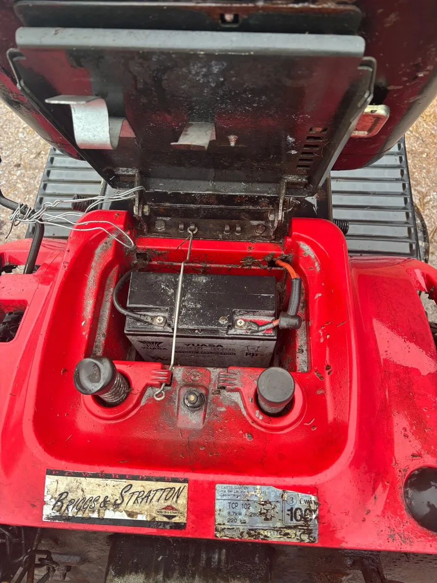 13HP ride-on Castlegarden Lawnmower - Image 3