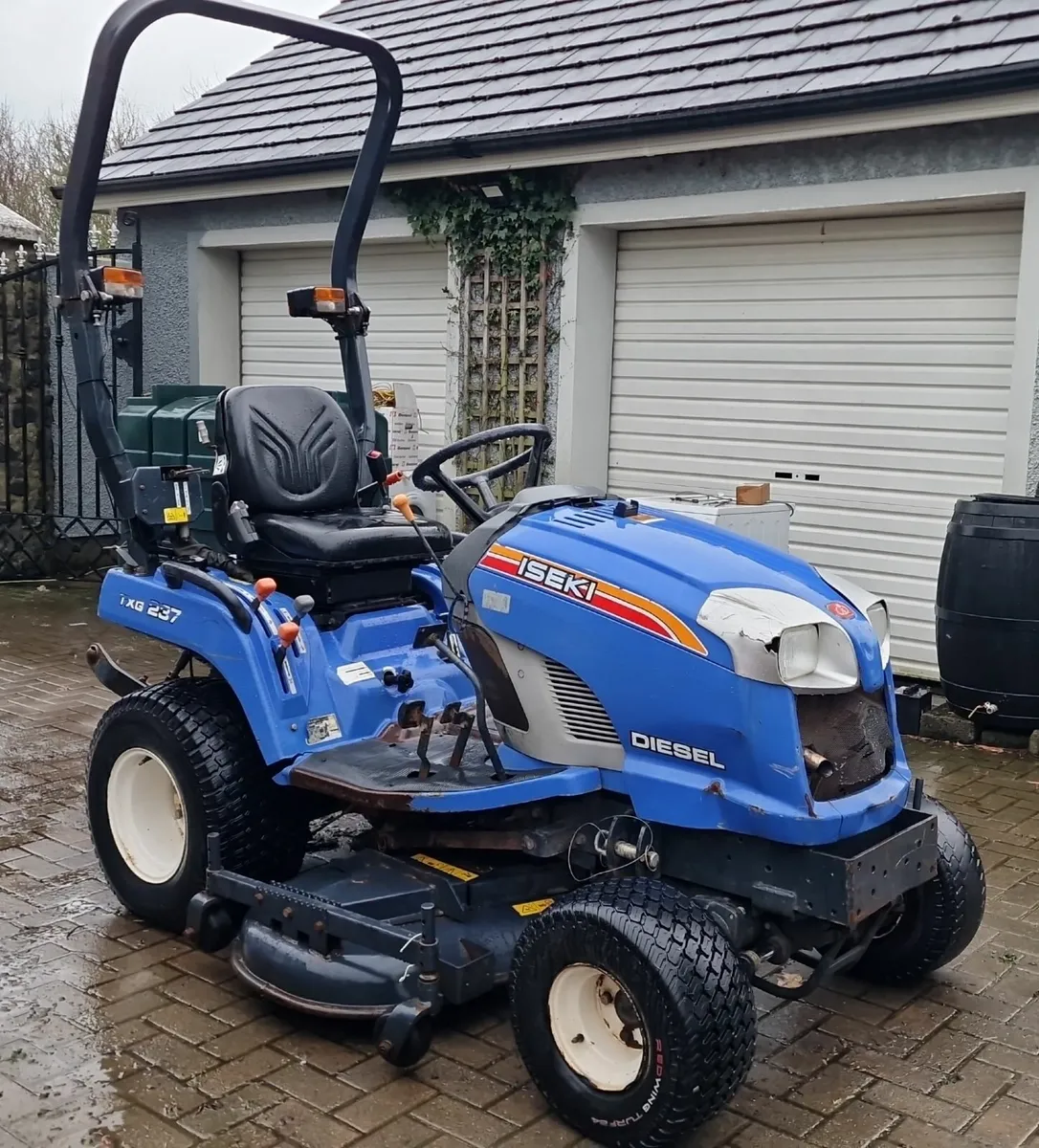 Iseki Compact Tractor Ride on Mower Lawnmower - Image 1