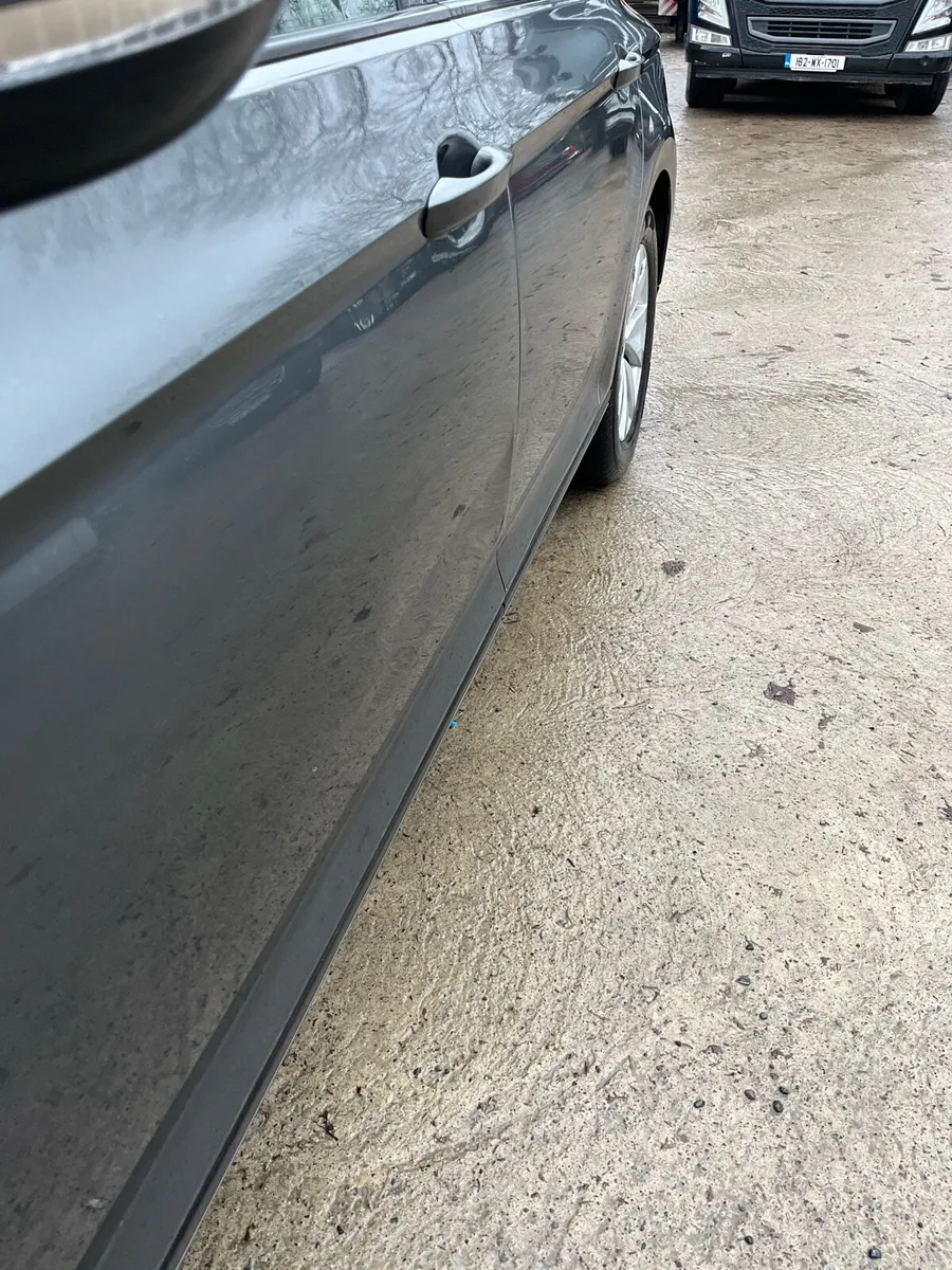 Volkswagen Passat - Image 2