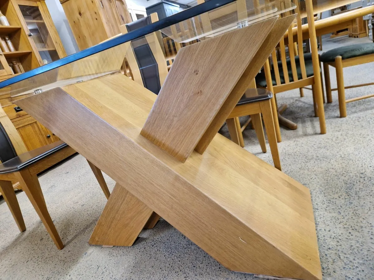 Light oak glass top table, 6 oak leather chairs - Image 2