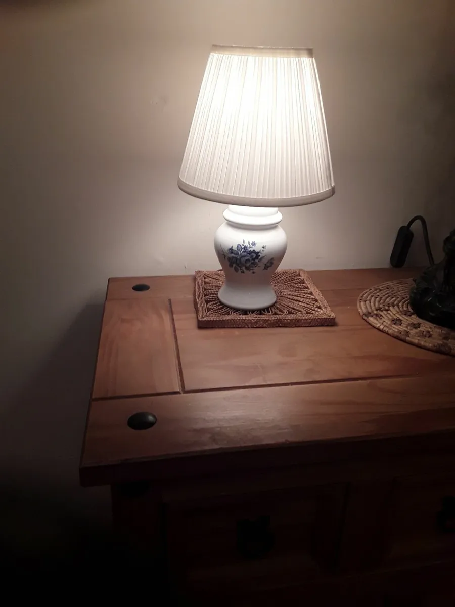 As new lovely vintage table lamp white pleated sha - Image 1