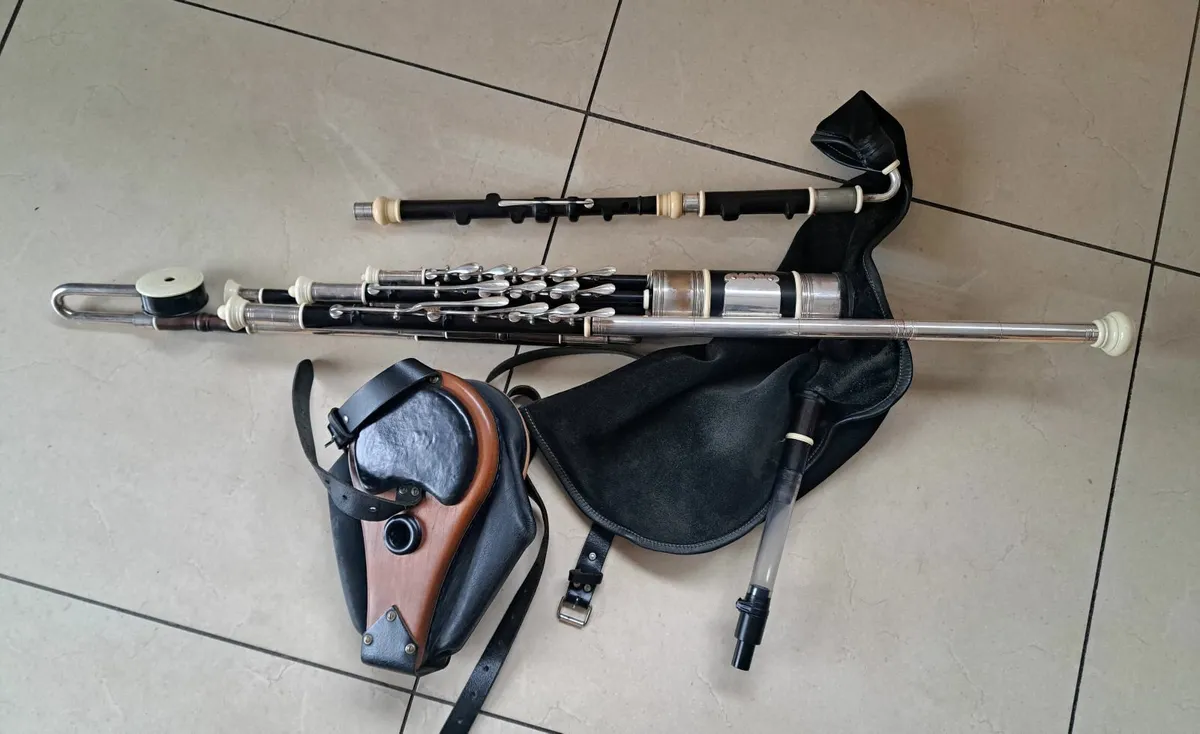 Uilleann pipes - Image 1