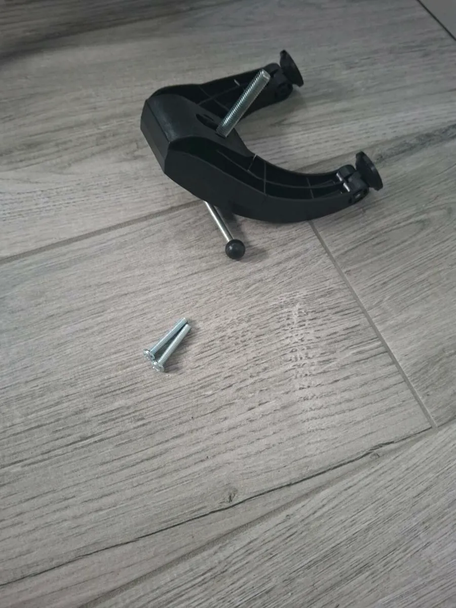 Thrustmaster ferrari steering wheel and seat - Image 4