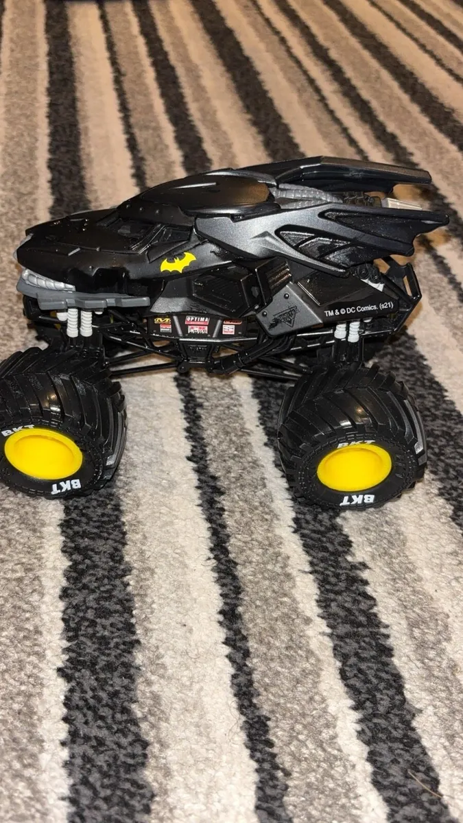 Batman & Marvel Superhero Toy Bundle 8 Figures - Image 1