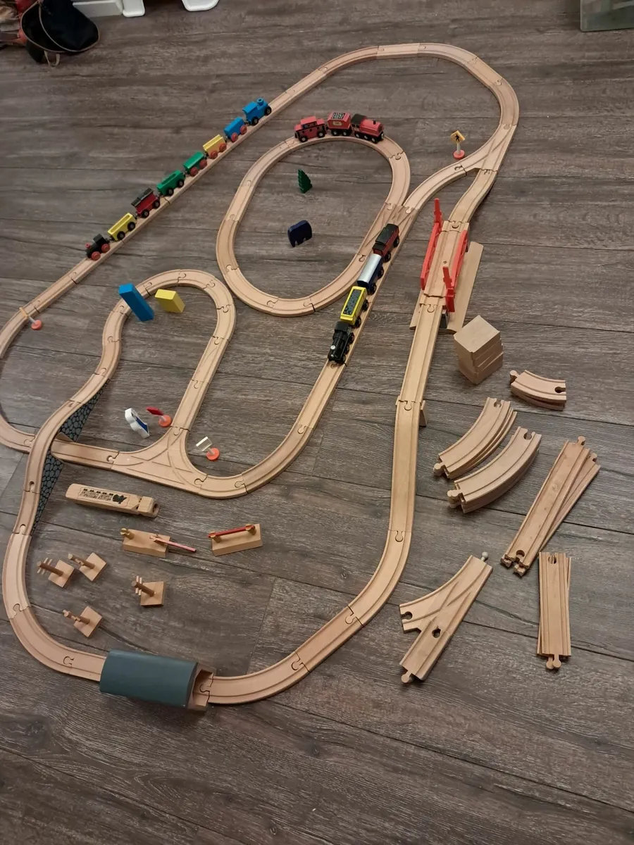 Wooden train tracks and trains - Image 2
