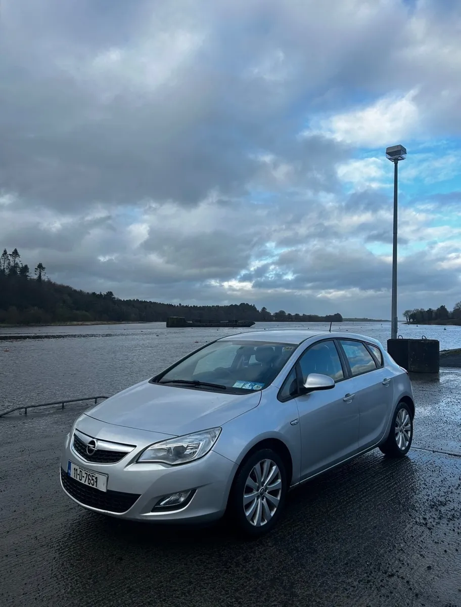 Opel Astra 2011 - Image 1