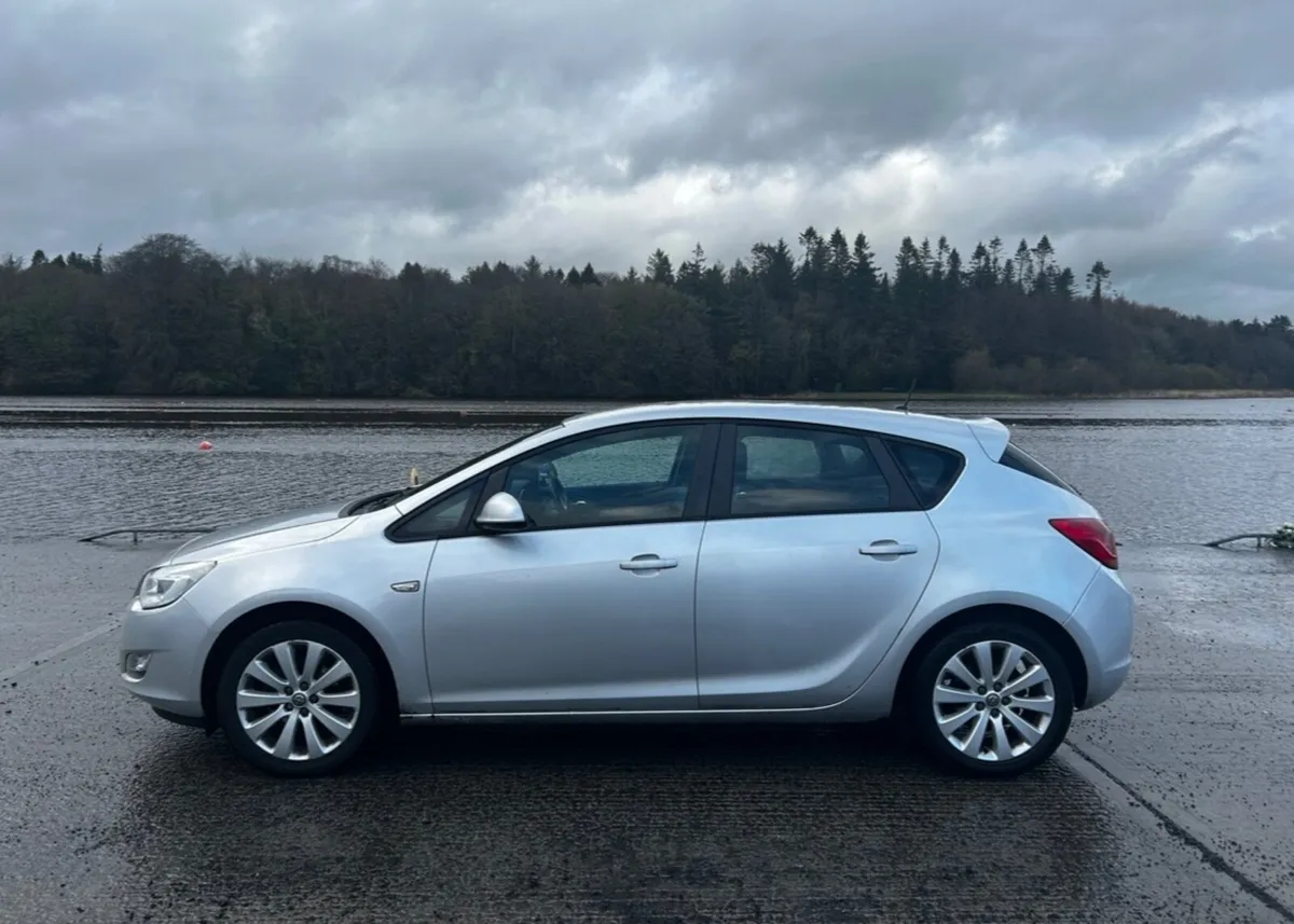 Opel Astra 2011 - Image 2