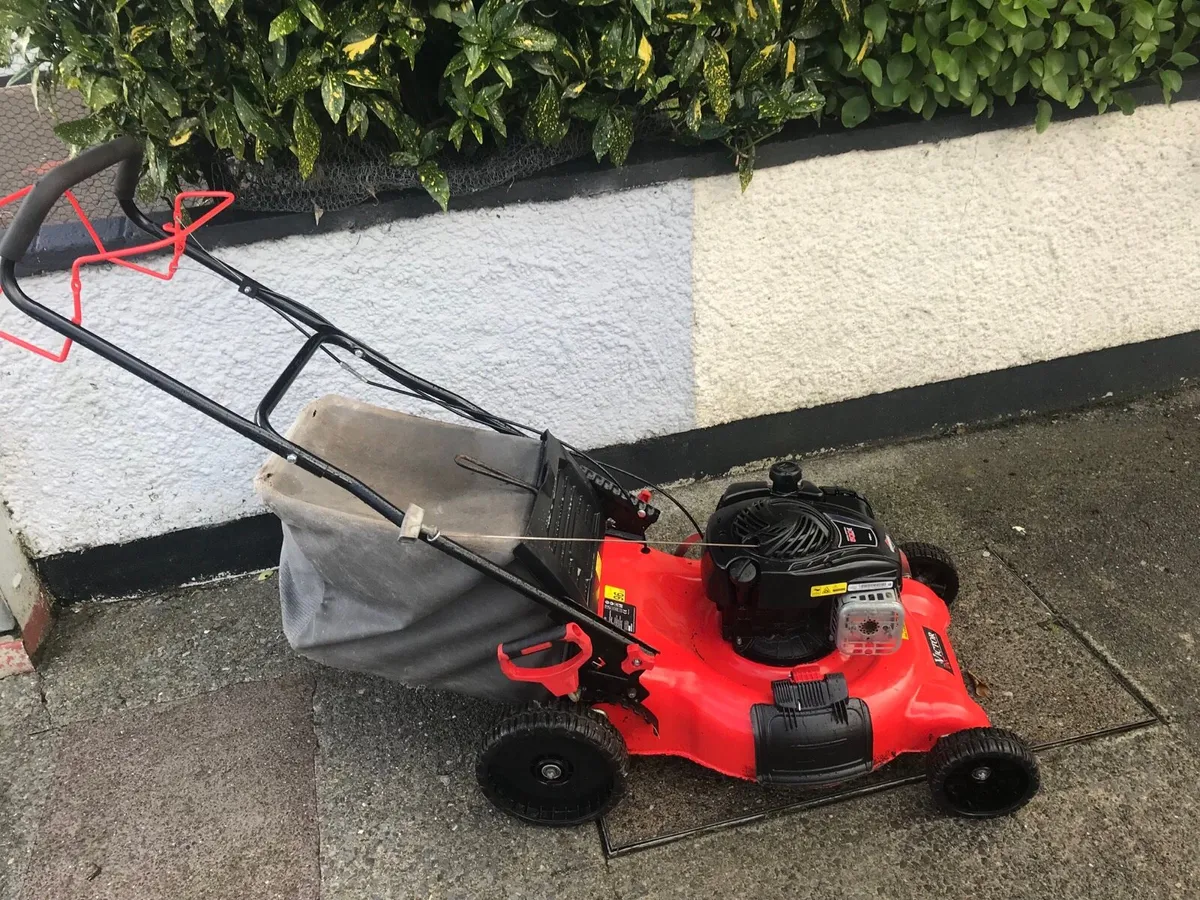 Briggs and stration Self drive lawnmower - Image 4