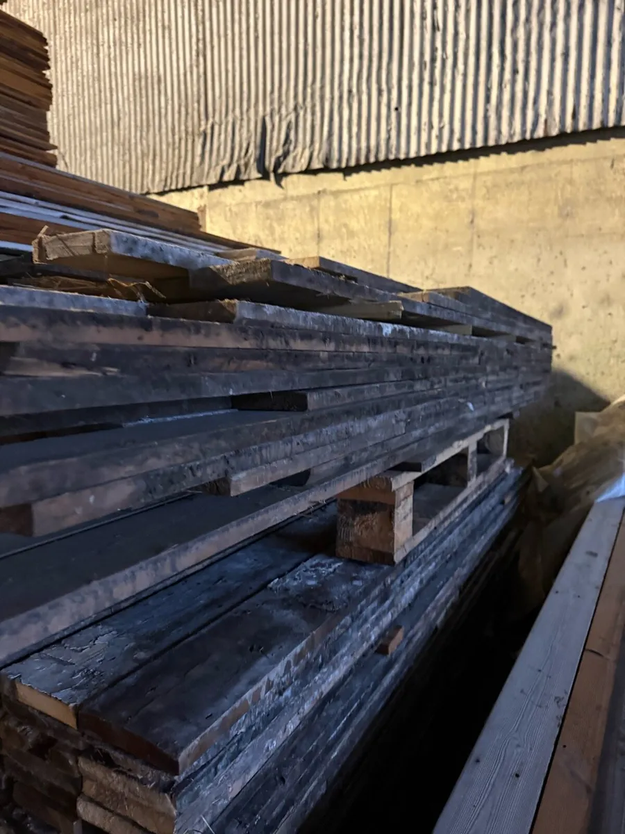 Square edge pine flooring . - Image 4