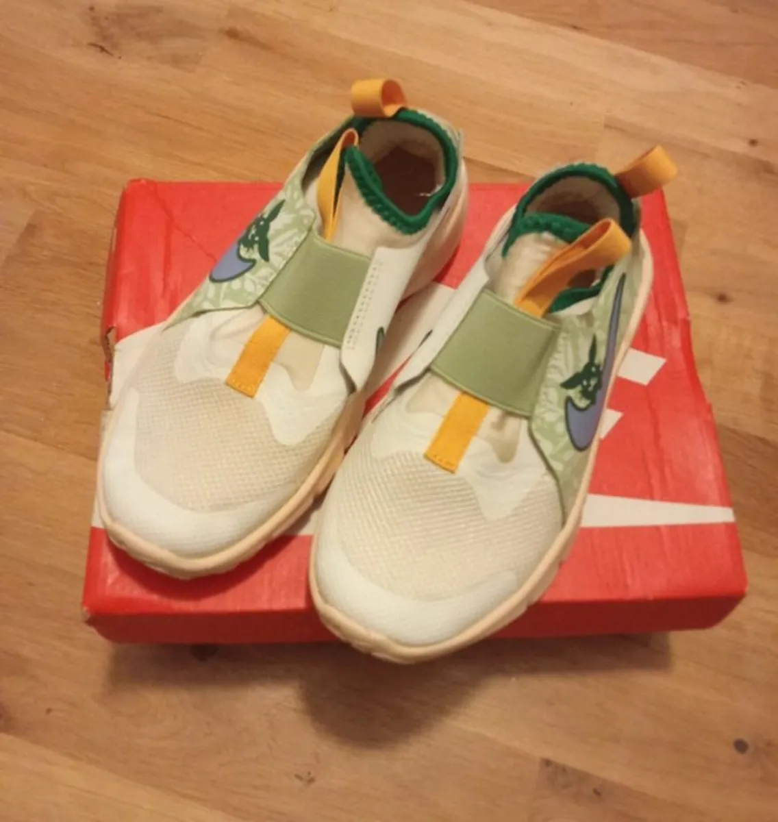 Girls Nike uk 1 runners with box - Image 2