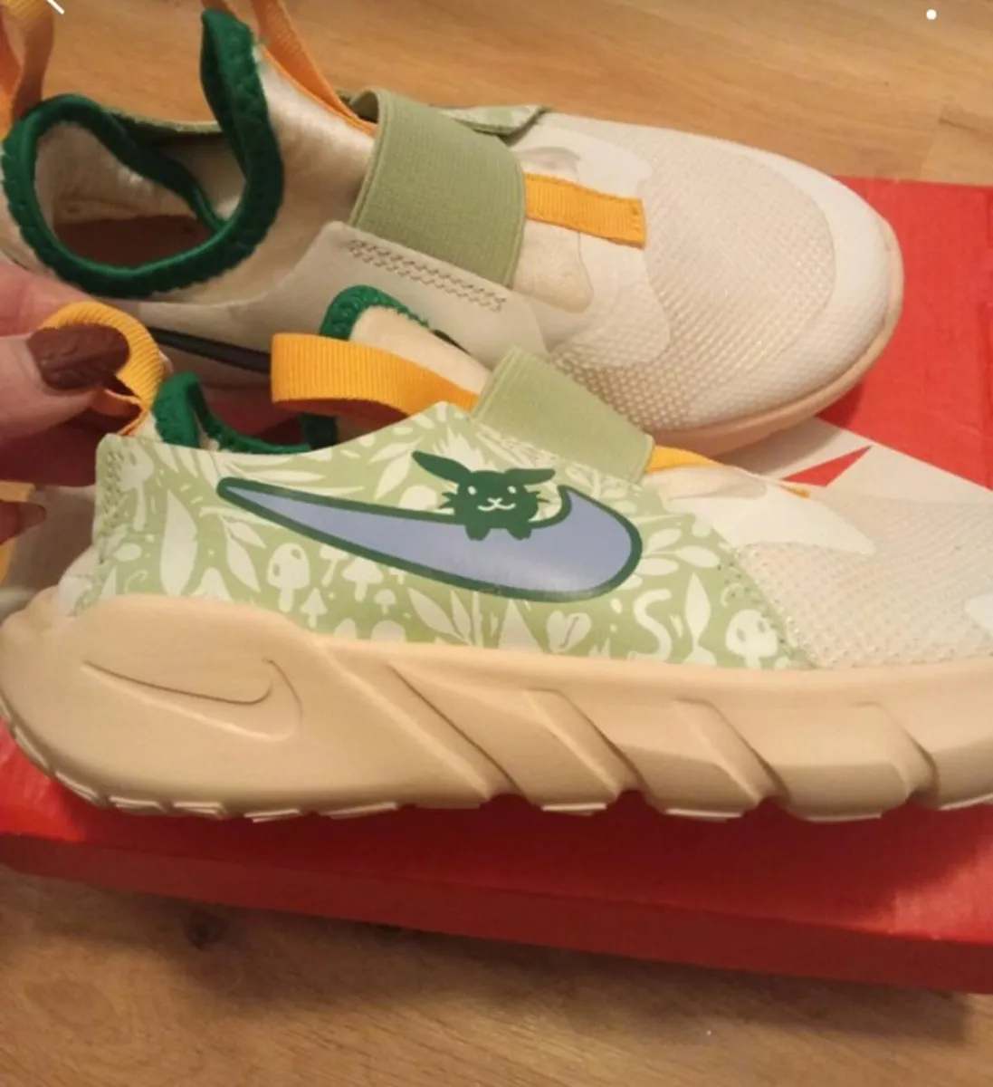 Girls Nike uk 1 runners with box - Image 1