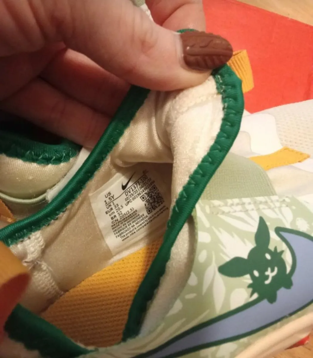 Girls Nike uk 1 runners with box - Image 3