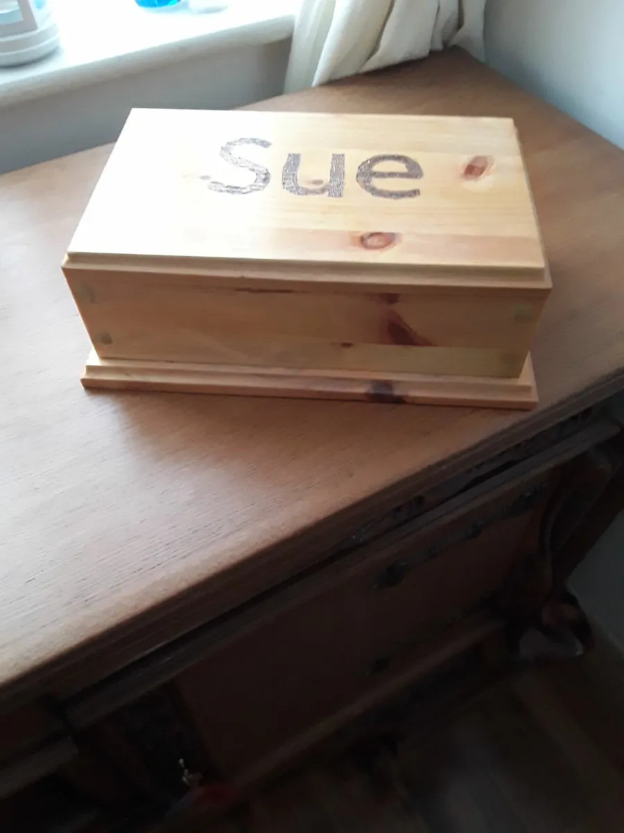 Solid pine wooden jewellery box inscription Sue - Image 1