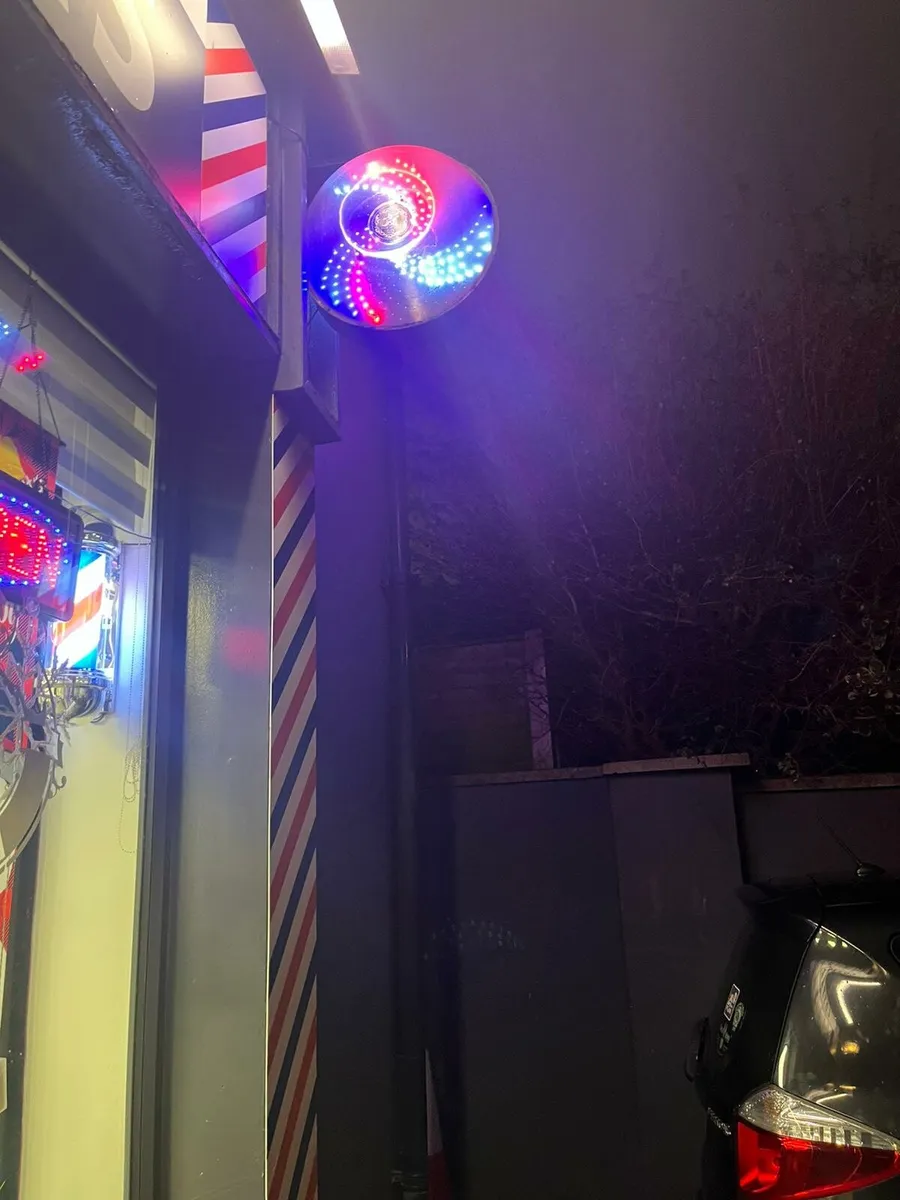 Barbers shop contents - Image 2