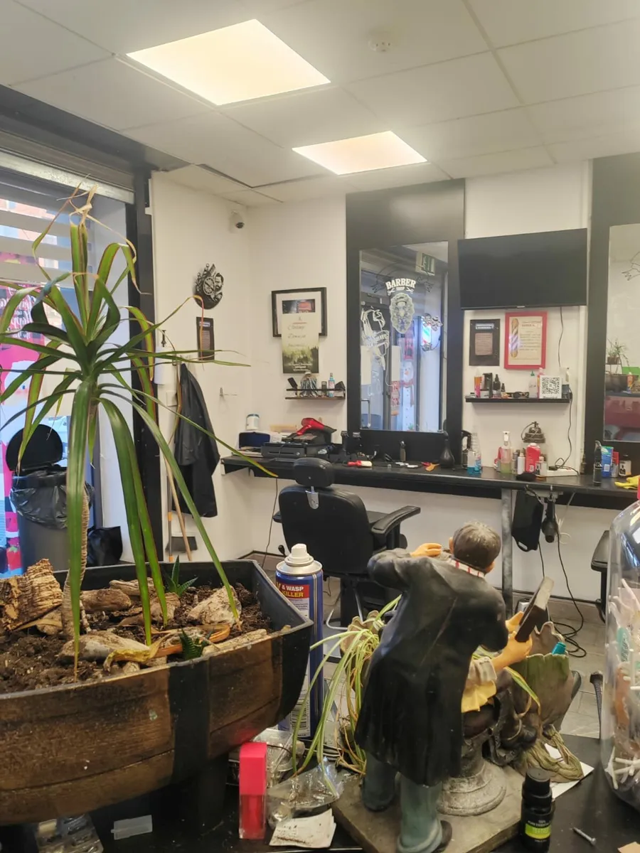 Barbers shop contents - Image 1