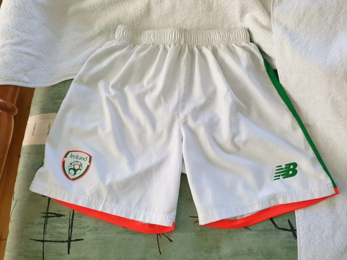 Ireland Home Football Shorts 2016 to 2017 Medium - Image 1