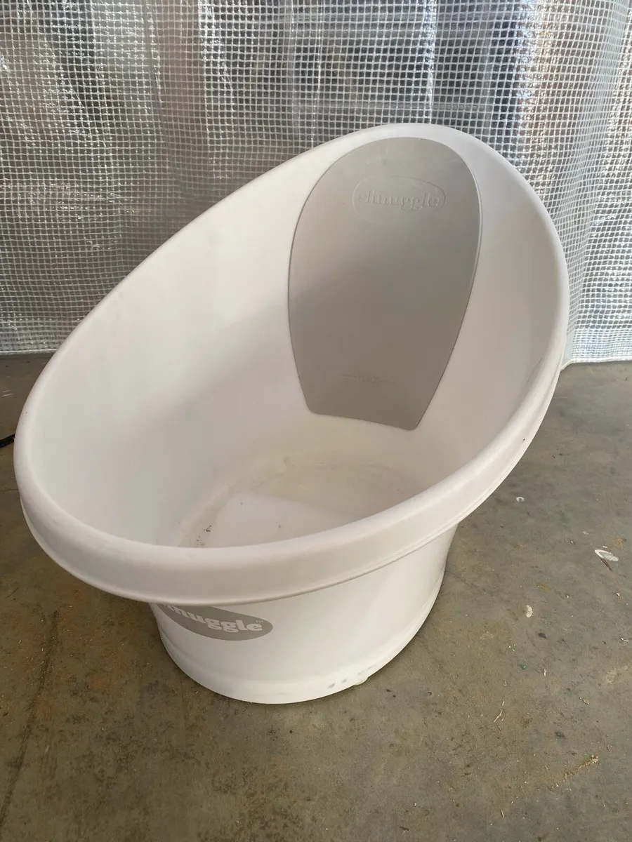 Free Baby Bath and hight chair - Image 1