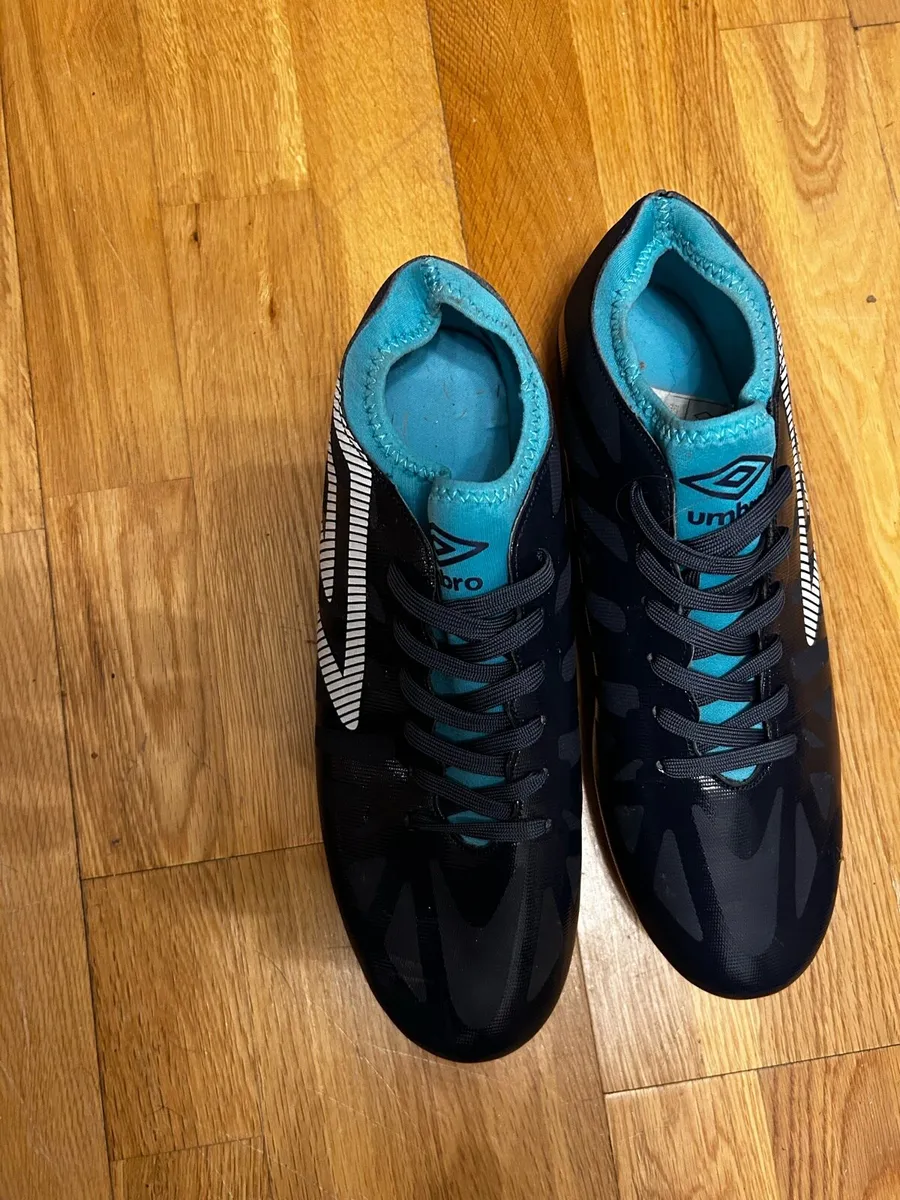 Umbro Ventura football boots, size 8 - Image 1