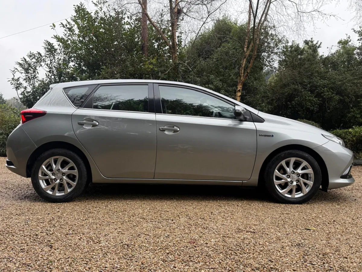 Toyota Auris HYBRID LUNA *Full Toyota Service Hist - Image 4