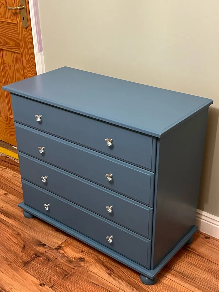 Bedroom chest of drawers - Image 2