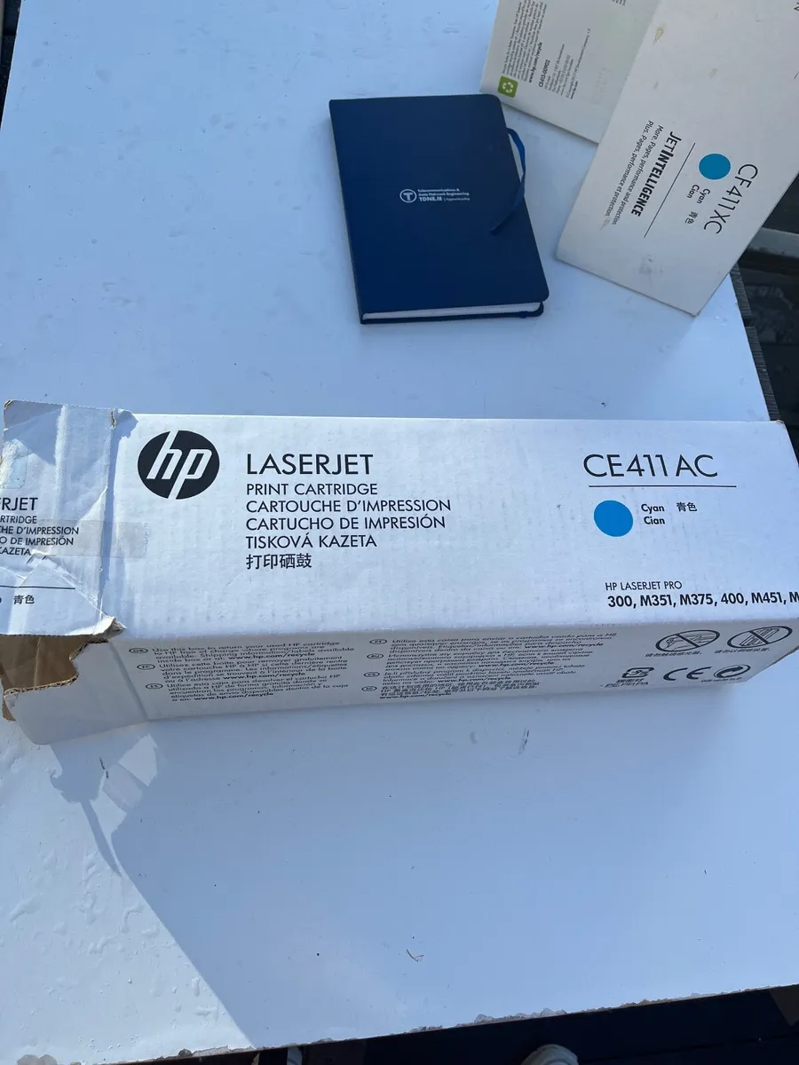 HP CE411AC Cyan Ink Toner Box open - Image 1
