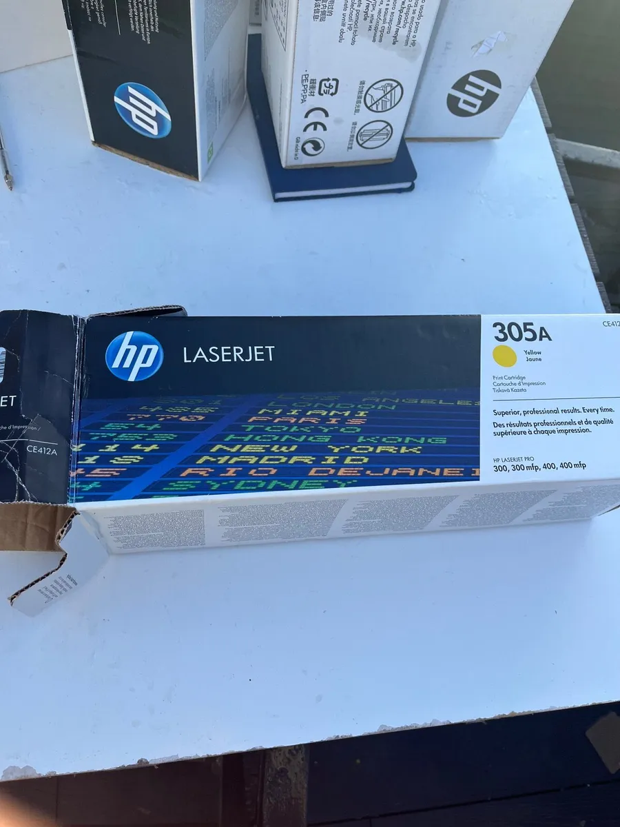 Hp 305a yellow CE412A Toner Box Open - Image 1