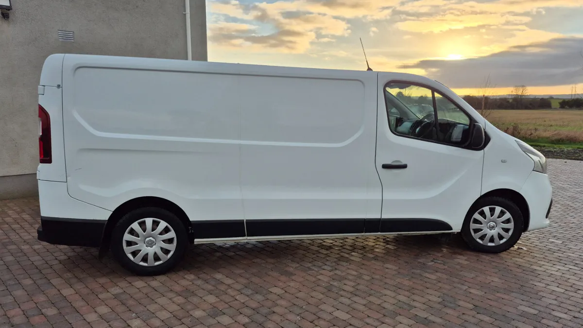 2017 Renault Trafic - Image 2