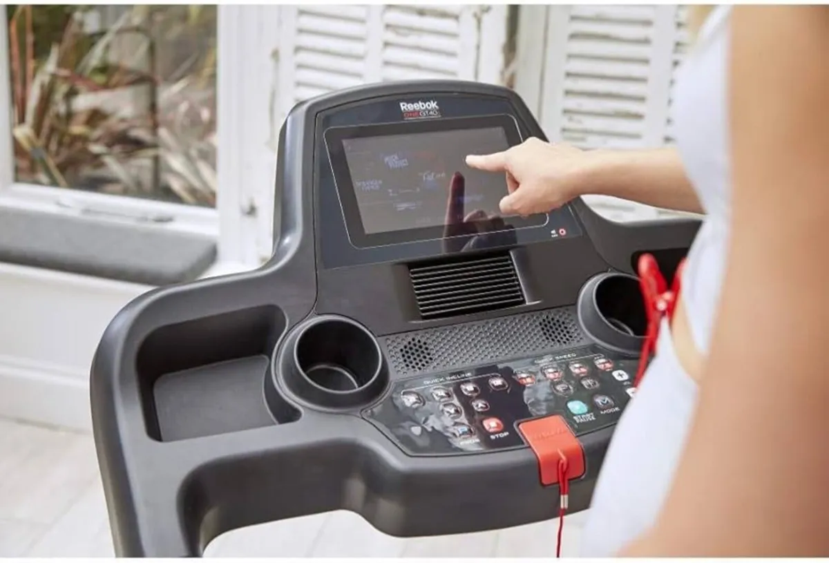 Reebok GT40s Treadmill w screen to watch Netflix - Image 2