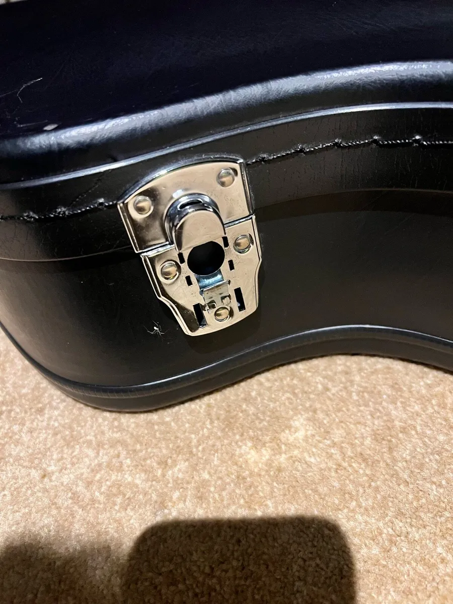 Epiphone guitar case needs 1 latch fixed - Image 4