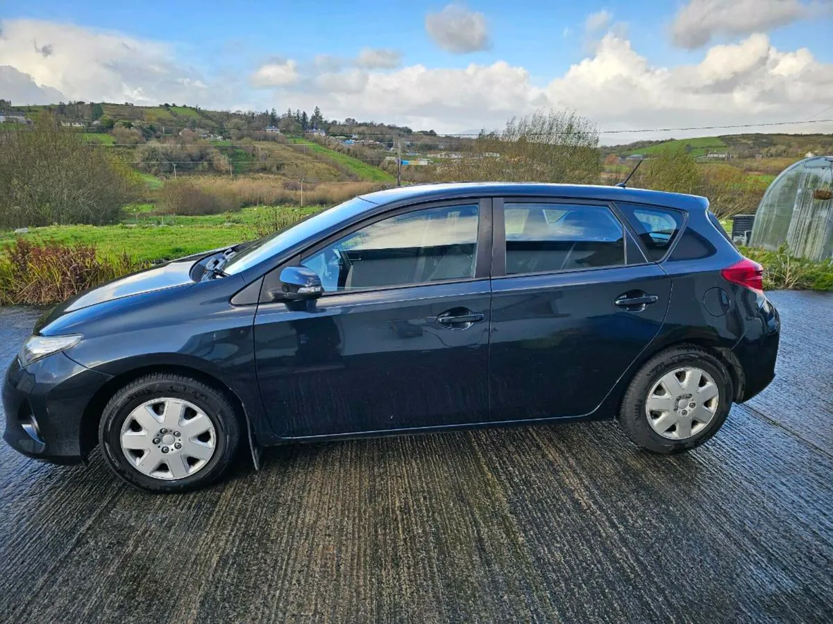 Toyota Auris 2013 - Image 2