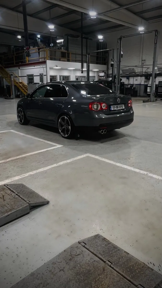 Volkswagen Jetta SE - Image 2