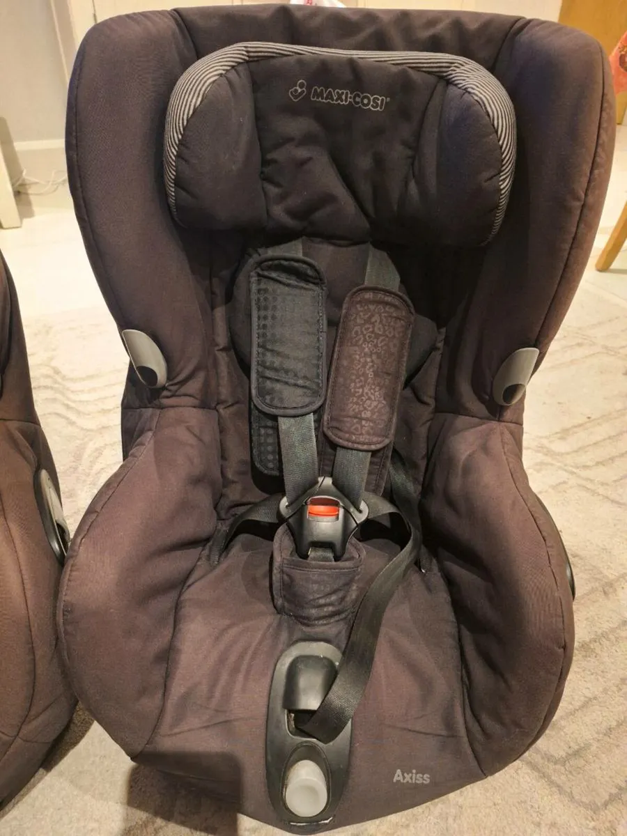 Maxi Cosi Axiss Swivel Car Seat - Image 3