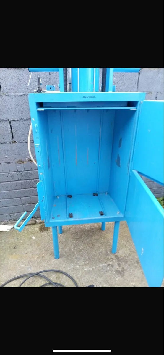 Mil-tek CP102 Pneumatic Can & Waste Compactor - Image 3